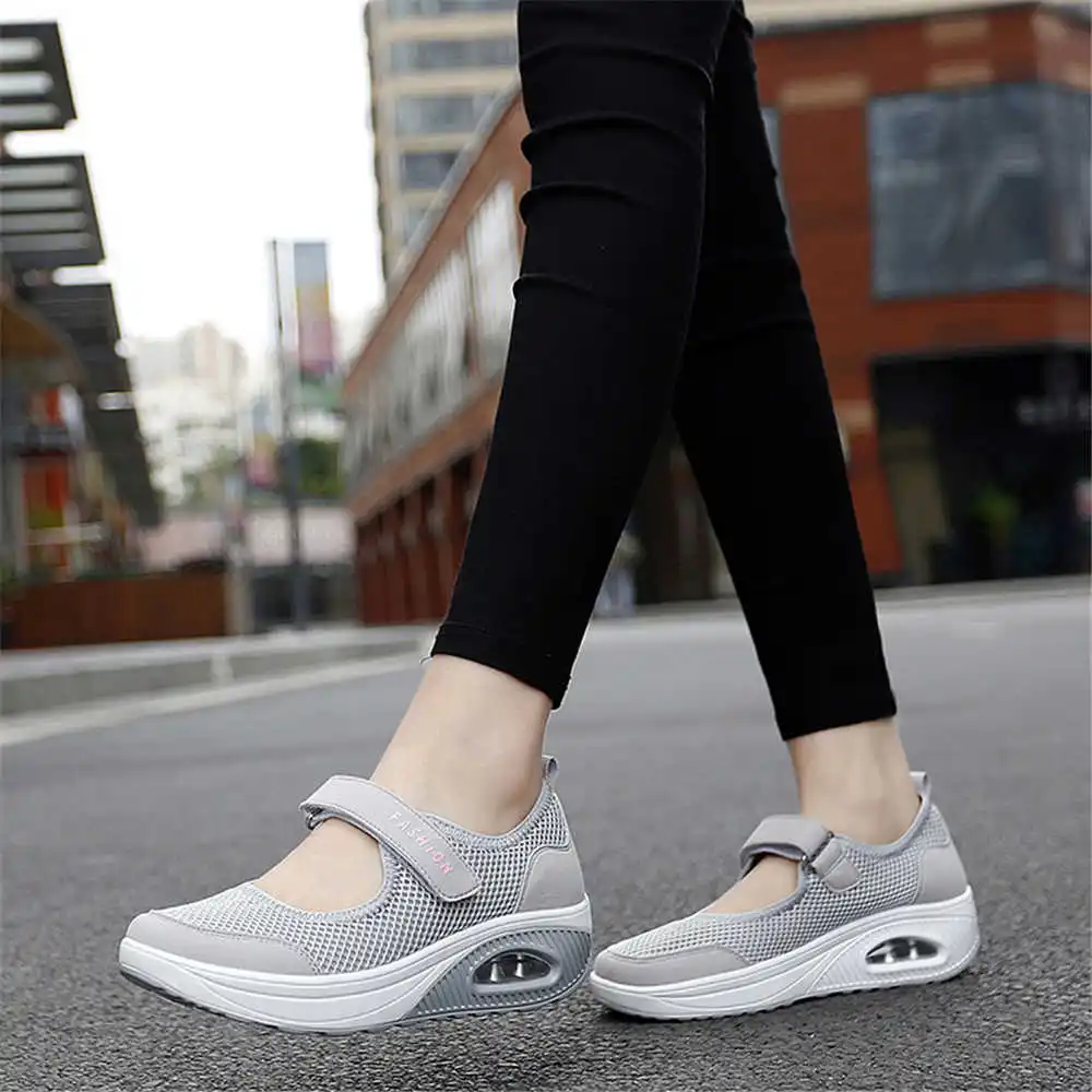 Travel Accessories For Women Gift Ideas - Sepatu Basket pria, sneaker olahraga warna